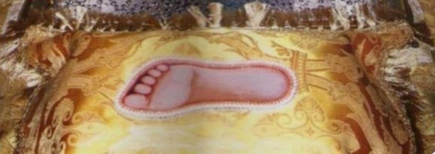 отпечаток стопы Богородицы Почаев, Почаевская лавра след Богородицы, святыня Почаевской лавры, чудо Почаевской лавры, православные святыни Украины, чудеса Богородицы, Почаевская гора святыня