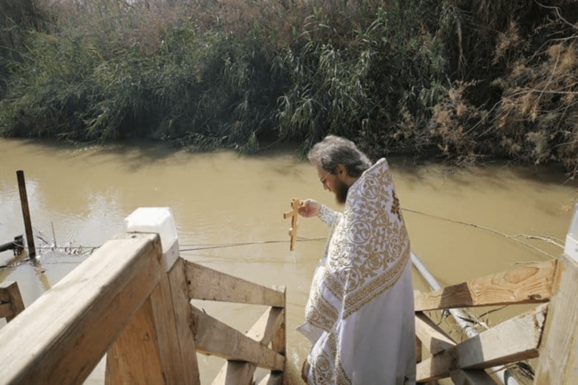 река Иордан Крещение, чудо на реке Иордан, православный праздник Крещения, воды Иордана вспять,