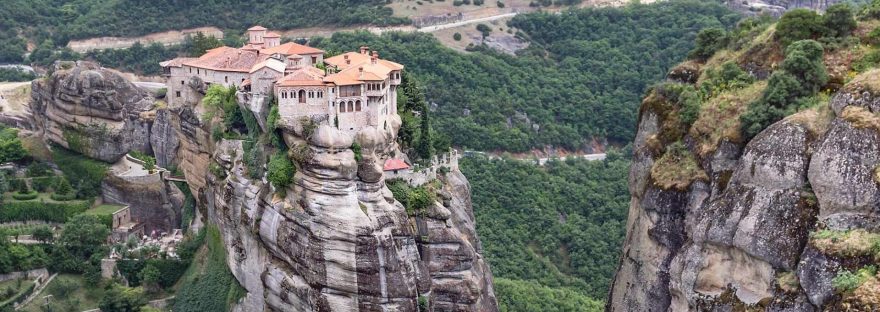 православные монастыри Метеоры, построенные на отвесных скалах высотой до 600 метров, парящие в воздухе как символ стремления монахов к Богу, уникальное монашеское наследие Греции XIV века, величественный комплекс скальных монастырей, восьмое чудо света, святыня православия после Афона, объект всемирного наследия ЮНЕСКО, гармония духовного и природного ландшафта.