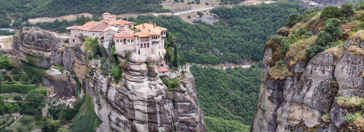 православные монастыри Метеоры, построенные на отвесных скалах высотой до 600 метров, парящие в воздухе как символ стремления монахов к Богу, уникальное монашеское наследие Греции XIV века, величественный комплекс скальных монастырей, восьмое чудо света, святыня православия после Афона, объект всемирного наследия ЮНЕСКО, гармония духовного и природного ландшафта.