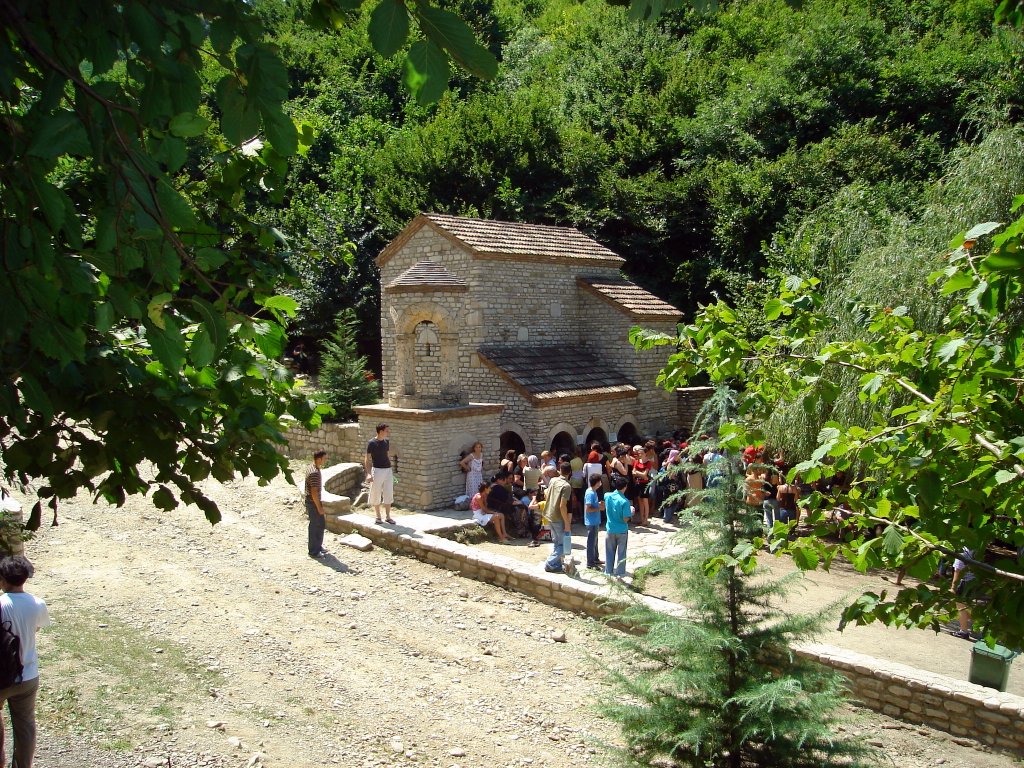 Святой источник Святой Нино, Грузия, православные святыни Грузии, чудотворные источники, святыня святой равноапостольной Нино, место паломничества, православные чудеса.