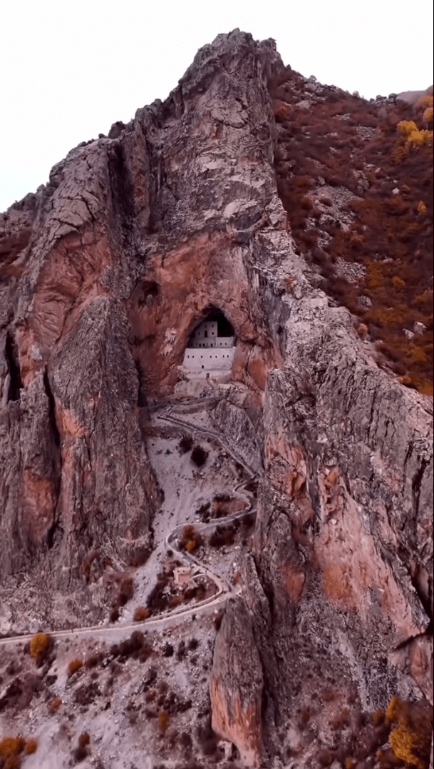 Мерьем Ана Манастыры Гиресун, скальный монастырь Девы Марии Шебинкарахисар, Мерьем Ана Манастыры Сарайер, пещерный монастырь Гиресун Турция, второй по величине скальный монастырь после Сумела, Meryem Ana Manastırı Şebinkarahisar, монастырь в скале Гиресун Черное море,