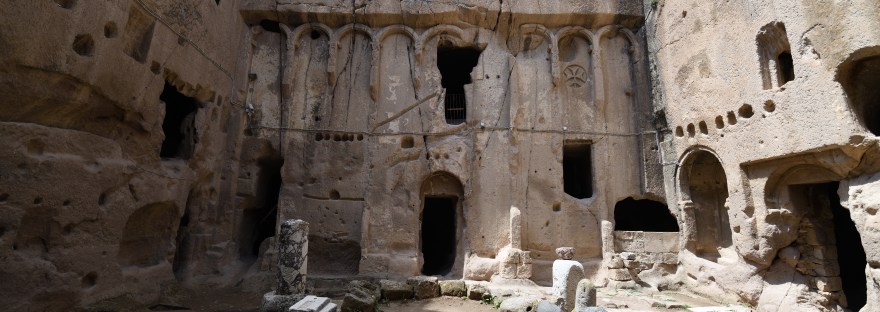 монастырь Гюмюшлер Каппадокия, Gümüşler Monastery Turkey, пещерный монастырь Гюмюшлер Ниğде, серебряный монастырь скальный Каппадокия, византийские фрески Гюмюшлер X век, подземный монастырь Гюмюшлер Турция, церковь с росписями Гюмюшлер,