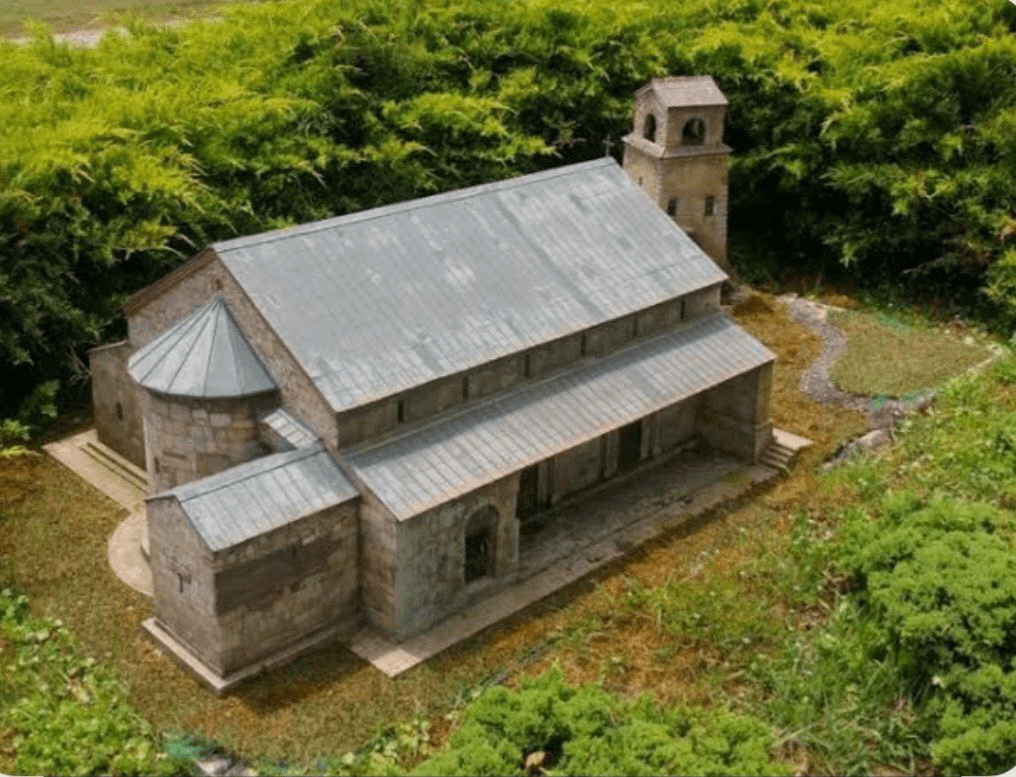 Болнисский Сион храм Грузия, Болнисский Сион V век Кахетия, древнейший храм Грузии Болниси, Болнисский крест флаг Грузии, Сион Болниси архитектура базилика, 1orthodoxclub