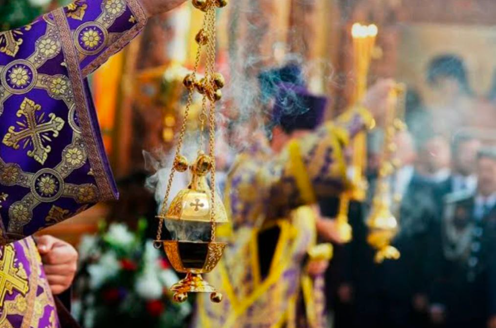 батюшка святой водой от соцсетей, боксер лучше дать чем получить, малыш Боженька подымил, православные анекдоты юмор,  orthodox club